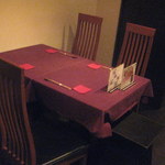 祇園ごずこん - 一階はカウンター中心ですが、テーブル席４つもあります。