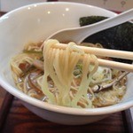 麺や しき - しき麺(700円)麺リフト