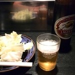 焼きとり島津 - 山盛りのキャベツと冷たいビールで準備万端