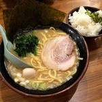 町田商店 - ラーメン並み700円。ライス無料なのでつけてもらいました。