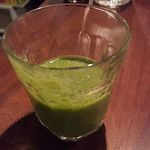 レインボー・ローフード - セットのスムージー(ほうれん草、バナナ、キウイ、リンゴ)