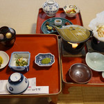 これに天ぷらや蒸し物、御飯や汁がでます。