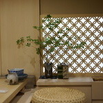 鮨 まるふく - 涼しげな店内