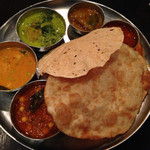 ダバ インディア - この一番大きい生地の下にライスが隠れてるけど、こよ生地がメッチャ美味い！