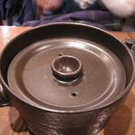 原始焼・二代目・魚々子 - コースの一品（たこ飯）ふたをあけると…まだふたが…