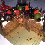 西洋菓子 メゾン・ドゥ・キノ - 2015年8月中旬 息子がカットしたケーキ。甘過ぎない美味しいチョコレートケーキでした。次回もここのお店にお願いするかもです。
