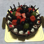 西洋菓子 メゾン・ドゥ・キノ - 2015年8月中旬 チョコレートケーキにフルーツ追加した息子のバースデーケーキ。¥2,800 + ¥250 思った以上にフルーツが載せてありました。