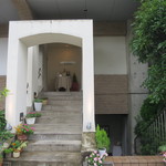 ルパン ミュラ - 右から階段を下りていきます