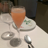 モナリザ 恵比寿店 - 桃のシャンパンカクテル。季節によってフルーツは変わるようです。1100円