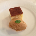 オザミ・デ・ヴァン - 休日1,500円ランチ
      ［デザート］キャラメルのソルべ、オレンジのケーキ
      キャラメルの香りが抜群です。