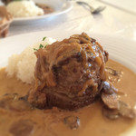 オザミ・デ・ヴァン 本店 - 休日1,500円ランチ
                                ［メイン］北海道産仔牛仲肉のブランケット
                                お肉は厚みがあり、ボリュームがあります。
                                大食いの私でも満腹になりました。