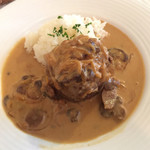 オザミ・デ・ヴァン 本店 - 休日1,500円ランチ
                                ［メイン］北海道産仔牛仲肉のブランケット
                                ナイフ無しでも解けるぐらいの柔らかさ。
                                ソースが抜群に美味しいです。