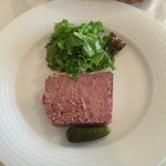 オザミ・デ・ヴァン 本店 - 休日1,500円ランチ
                                ［前菜］吉田豚のパテ
                                濃厚で旨みの塊のようです。
                                こんなに美味しいパテは初めてです。