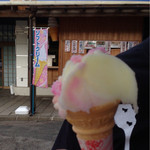 田沢湖共栄パレス - 店前では、秋田ご当地アイス事、ばばヒラアイスも売っている