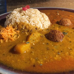 SOMA - 野菜カレーとトマトカレー  800円  5辛