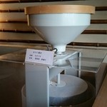 蕎肆 穂乃香 - カウンター席の中の電動石臼。