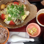 Ootoya - 四元豚とたっぷり野菜の蒸し鍋定食
                        もちもち五穀ご飯少なめ