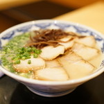 由丸 - 料理写真:2015.8 豚ばらチャーシュー麺（900円）