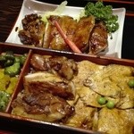 手前 鳥飯松重、奥 若鳥の照り焼き