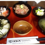 漁師の店 こだわり - 鰤のたたき丼1000円、具大盛り100円、お刺身小鉢300円