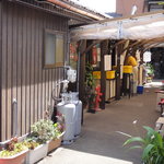 店の外観　※通路奥（左）でうどんを貰い、手前（左）で食事