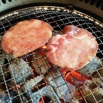 和牛焼肉 牛のよだれ - 塩タン焼いてます