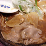 煮込うどん 山本屋本店 - 黒豚とジャンボニンニク