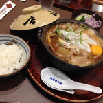 煮込うどん 山本屋本店 - 黒豚とジャンボニンニクが飯と良く合うんだなぁこれが。