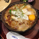 煮込うどん 山本屋本店 - 鹿児島黒豚の味噌煮込みうどんの一半(大盛)。ジャンボニンニクトッピング