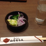 煮込うどん 山本屋本店 - 付属のお新香(白菜、胡瓜、スライスオニオン)
