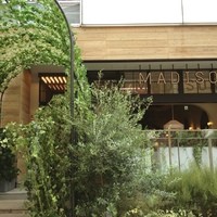 マディソン ニューヨーク キッチン - 外観です。緑のアーチがとっても素敵‼︎