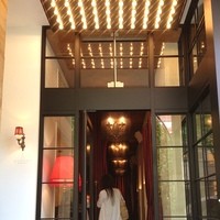 マディソン ニューヨーク キッチン - エントランスです。高級感漂っています。お客さんは、お洒落な方々が沢山いらっしゃいました。