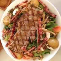 マディソン ニューヨーク キッチン - グラマシー。125gのステーキがのったサラダです。ほくほくポテトや、ジューシーなベーコンがたっぷり！