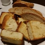 トラットリア クアルト - 【2015年８月夜】かりっとパンの盛合せ  お替わりOKょ