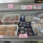 東しゃこたん漁業協同組合生産部直売所 - シーズンのうにも盛り沢山。