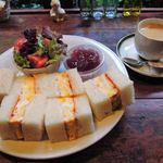 cafe マロニエ - たまごサンドブランチ950円。
      (たまごサンド・サラダ・デザート・
      コーヒーor紅茶orオレンジジュースorアップルジュース)
      ドリンクは珈琲に。
      【注】2013年11月現在のメニューです。