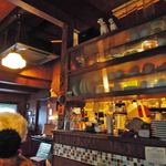 cafe マロニエ - この奥が厨房になってるんだけど、食器棚のガラスや
      タイルのレトロ感がすごくいいね。