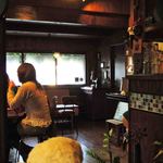 cafe マロニエ - むこうのフロアがテーブル席だよ。
      明治、大正、昭和のレトロな雰囲気が漂ってます。