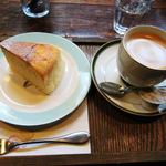 cafe マロニエ - そしてデザートも！
      チーズケーキ(スフレタイプ)400円。
      【注】2013年11月現在のメニューです。
      