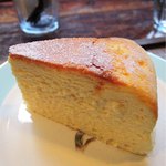 cafe マロニエ - こちらのケーキもお店の方の手作りなんだよ。
      甘さ控えめでとっても美味しいです♪