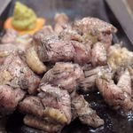 Nichinanshijitokkokumiai - 「じとっこ焼」炭火の香ばしさをたたえ、
                      他所の鶏よりコクが有り。
                      
                      肉の香ばしさと瑞々しさを
                      両方愉しめるレア焼きって所も良いですね♪
                      