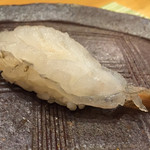 蔵鮨 - 塩とレモンをかけた生エビ