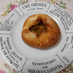 世田谷の郷 - 焼きカレーパン。お皿に乗せます