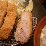 とんかつ 峯 - とろロースカツの断面。