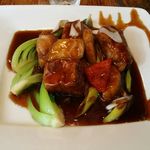 麺飯食堂 なかじま - 酢豚。　普通の酢豚とは一線を画す逸品だと思います。単品でも注文できるので、一度食べて下さい。美味しいですよ。青梗菜とパプリカ、ネギが肉を引き立てています。