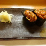 弥助鮨 - 蝦夷馬糞海栗の握り（軍艦）