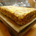 弥助鮨 - 焼き立て熱々の名物玉子焼き