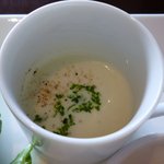 ラ バルカ - 空豆とじゃがいもの冷製スープ