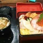 マルナカ - 海鮮重、味噌汁付いてます♪