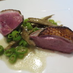 イル プレージョ - 15.8月 北海道産鴨胸肉の炭火ロースト たたき牛蒡のストゥファート そのスーゴと伏見唐辛子をソースにして